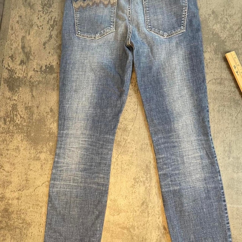 Holding horses 32 women's blue jeans with a unique embroidered pocket